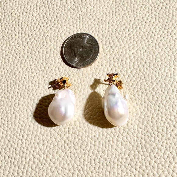 Celine BAROQUE TRIOMPHE EARRINGS IN BRASS WITH GOLD FINISH AND CULTURED PEARLS - Picture 7 of 7